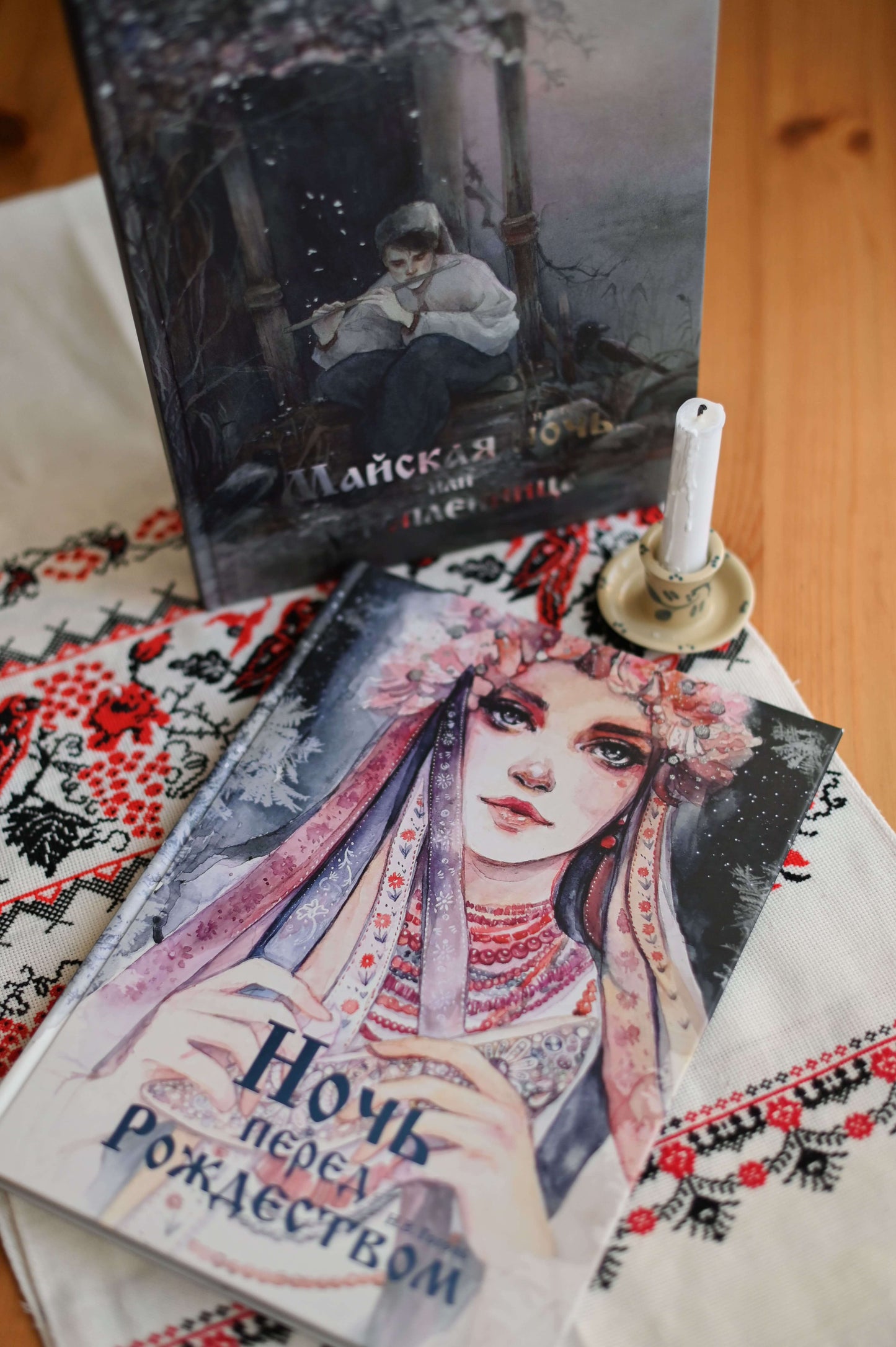 Обложки книг "Ночь перед Рождеством" и "Майская ночь, или Утопленница" с изображениями Оксаны Викторовой