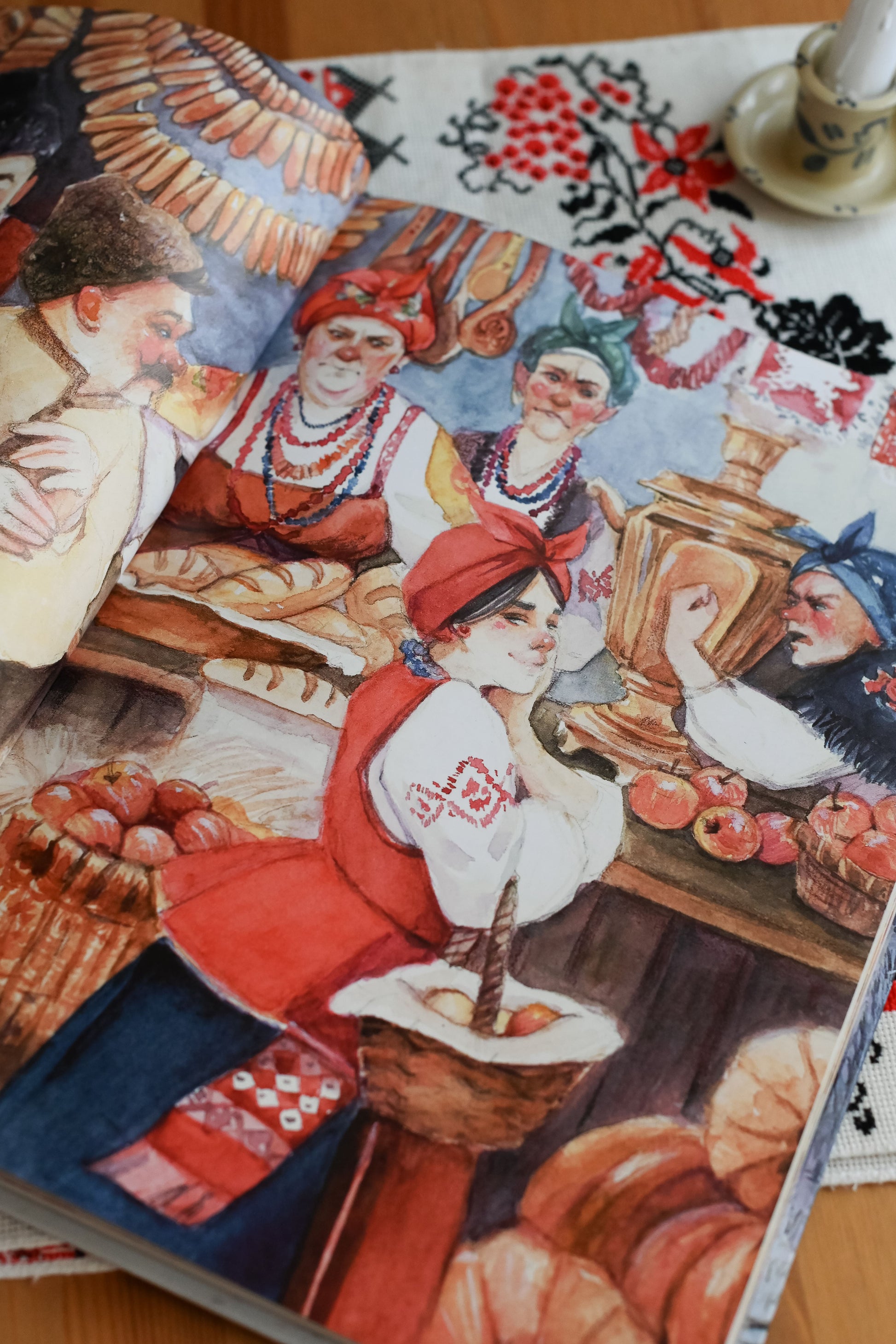 Разворот книги Гоголя "Ночь перед Рождеством", украшенный иллюстрациями Оксаны Викторовой